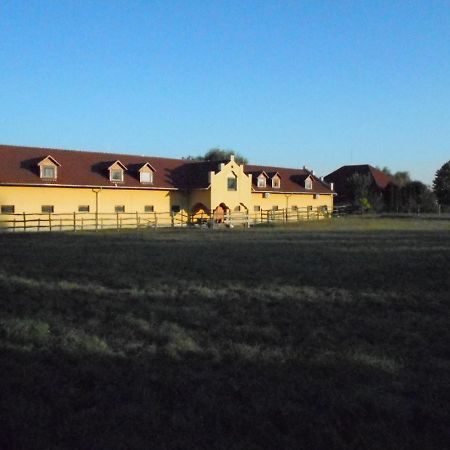 Torony Lovarda Maganszallas Kiskunfelegyhaza Exterior photo